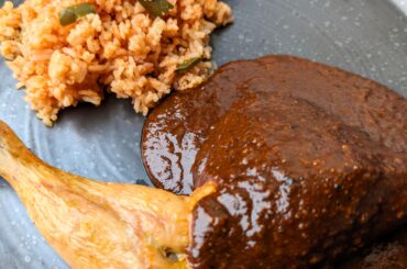 Pollo con mole y arroz rojo
