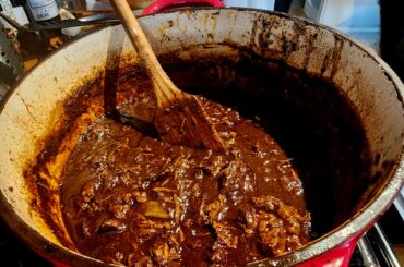 Cachete de res en salsa de chile negro/beef cheeks in black chile salsa