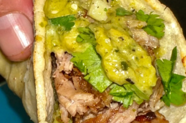 Tacos de carnitas con salsa verde.