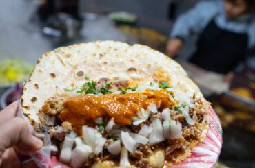 Quesadilla de harina con suadero y birria