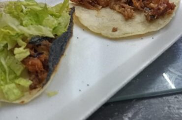 Taquitos de carnitas con chicharroncito