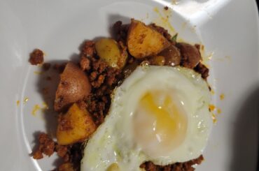 Longaniza con papa and fried egg