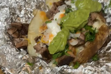 Papa rellena de carne asada.