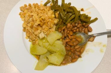 Yesterday's dinner: pasta, nopales (prickly pear cactus), sliced potatoes with green sauce and beans.