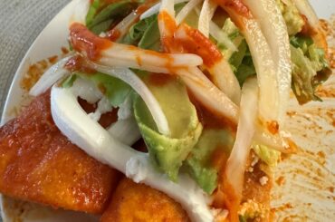 Unas enchiladas rojas