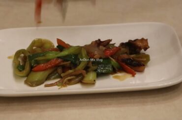 Let's give a try octopus recipe, sprinkled with bell pepper and spring onion added spicy flavor