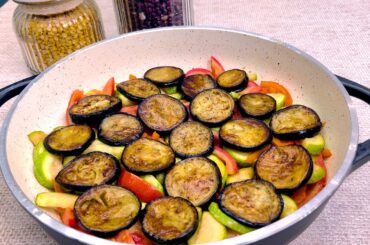 Eggplant recipe with zucchini, bell pepper and tomato. I have never eaten this delicious!