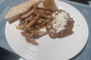 Chuletas ahumadas con chile y cebolla y frijoles con queso