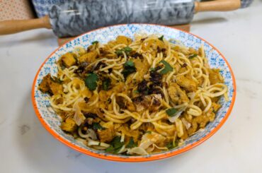 Tom Yum Chicken Noodle Curry With Chili Oil