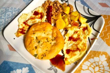 Spicy Doaba Minced Meat & Potatoes with Omelette and Bread Kulcha