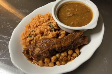 Costillas y nixtamal en salsa
