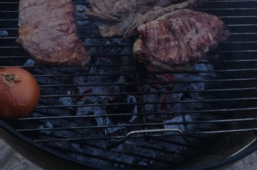 Arrachera y unos ribeyes a las brasas! Y arriba las Chivas!