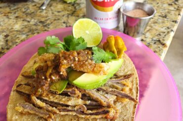 Tacos de milanesa con salsa de tomatillo amarillo y chipotle