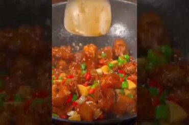 Stir fried ribs, add chili and soy sauce, creating a sweet and spicy taste