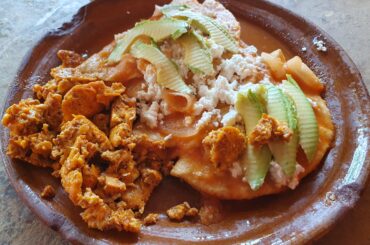 Enchiladas y huevo con chorizo