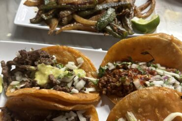 Tacos rojos(al pastor y asada) con chiles toreados en las afueras de Detroit