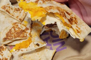 My Experience with the new Taco Bell Cheez-It Crunchwrap (SPOILER: NOT RECOMMENDED!)