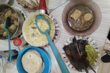 Was critiziced for not posting my own food, so here it is: Calabacitas con queso, chicharrones en salsa verde y carnita asada (photos are not that good but that's not what I care about when cooking)