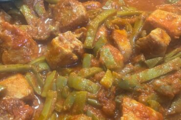 Carne de puerco con nopales en chile rojo