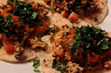 Tacos de huevo con salsa roja