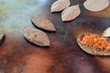 Quesadillas y tlacoyos