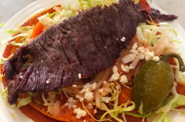 Enchiladas rojas con carne asada