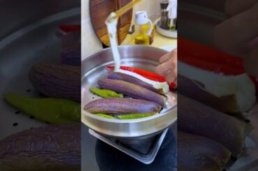 Steam the eggplant and chili peppers and mix them with the oil chili peppers. It’s very delicious.