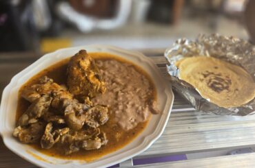 Pollo con tortillas a mano