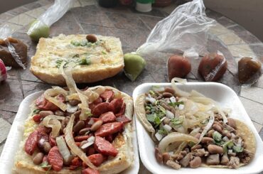 Torta de salchicha y 2 tacos de carne asada