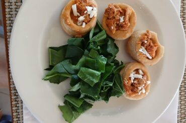 Vol-au-vents de cocinita pibil con chaya