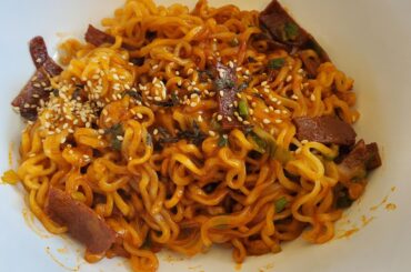 2x spicy cheesy Buldak with seitan bacon