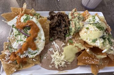 Chilaquiles Divorciados con carne asada (Michigan)