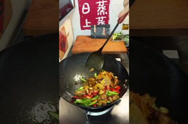 Stir-fried twice-cooked pork with chili, I can eat two more bowls of rice