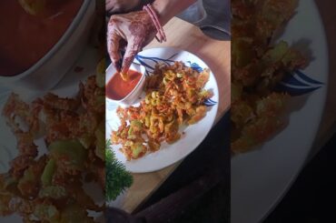 mirchi ki nok per garma garam pakode #trendingvideo #viralvideo #ytshorts