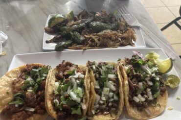 Tacos de asada y al pastor (afueras de Detroit) con chiles toreados
