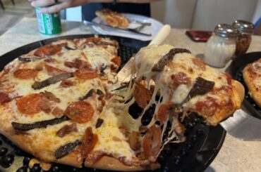 Pizza menonita de peperoni y carne asada