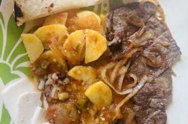 Higado, papas con chile, frijoles, y queso fresco