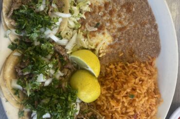cuatro tacos arroz y frijoles