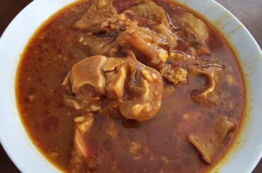 Menudo con pata de res.