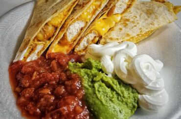 Living Mas at home with popcorn chicken quesadillas featuring the Taco Bell chipotle sauce.