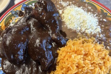 Pollo con mole roja