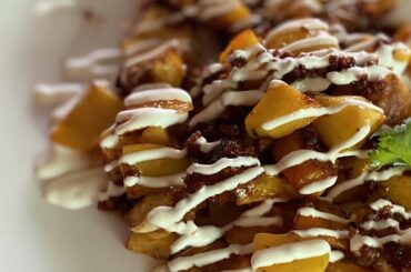 Papas con chorizo y crema: