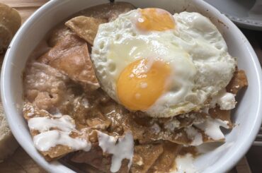 Chilaquiles con salsa de chiles tatemados