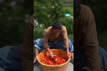 This Girl Makes A Chilly Red Sour Soup!