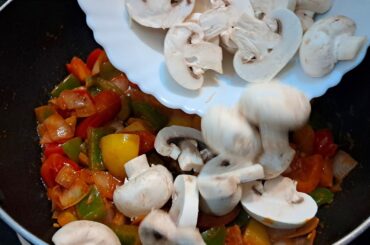 Mushroom Masala Recipe | Mushroom Capsicum Masala Curry Recipe | Mushroom Bell Pepper Recipe