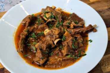 A quick Mutton curry made in the pressure cooker, from prep to table in 60 minutes.