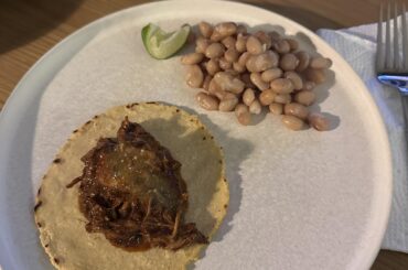 Puerco Veneno y Frijoles de Olla con salsa de tomatillo y arbol