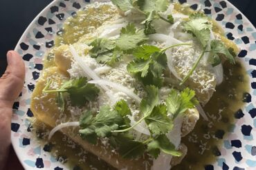 Enchiladas verdes de pollo y queso