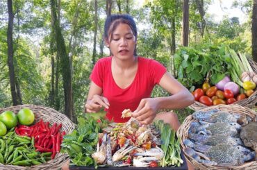 Cooking big crab spicy hot chili with vegetable for dinner