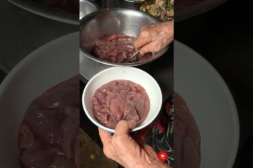81-Year-Old Grandpa Makes Stir-Fried Liver with Garlic And Pepper.